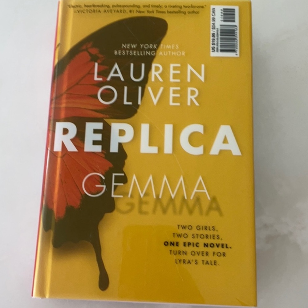 NWT Lauren Oliver Novel(2 Stories In 1 Novel):“Replica Lyra” & “Replica Gemma”